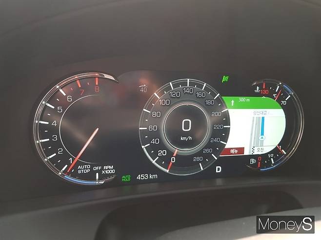 캐딜락 REBORN CT6 계기판. 버튼을 조작하면 내비게이션 정보가 표출된다. /사진=이지완 기자