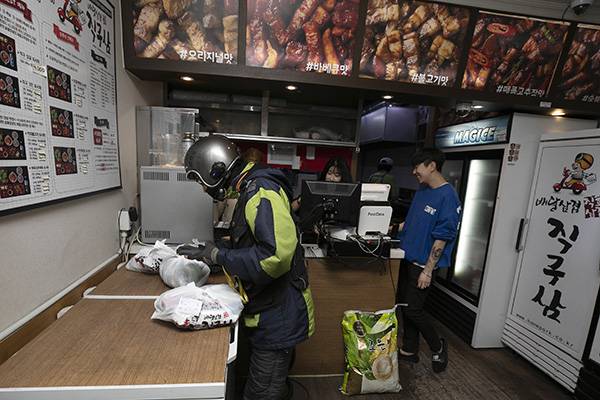 ⓒ시사IN 이명익 ‘소자본 창업’은 배달 전문 프랜차이즈들이 내세우는 강점이다. 위는 ‘배달삼겹 직구삼’ 서울 관악점 모습.