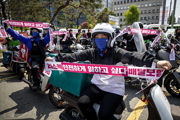 ⓒ시사IN 신선영 5월1일 ‘라이더유니온’ 소속 노동자들이 국회 앞에서 집회를 열고 있다.
