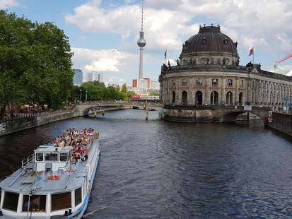 베를린의 박물관 섬과 그 뒤로 보이는 알렉산더 광장의 TV송신탑./사진=손관승