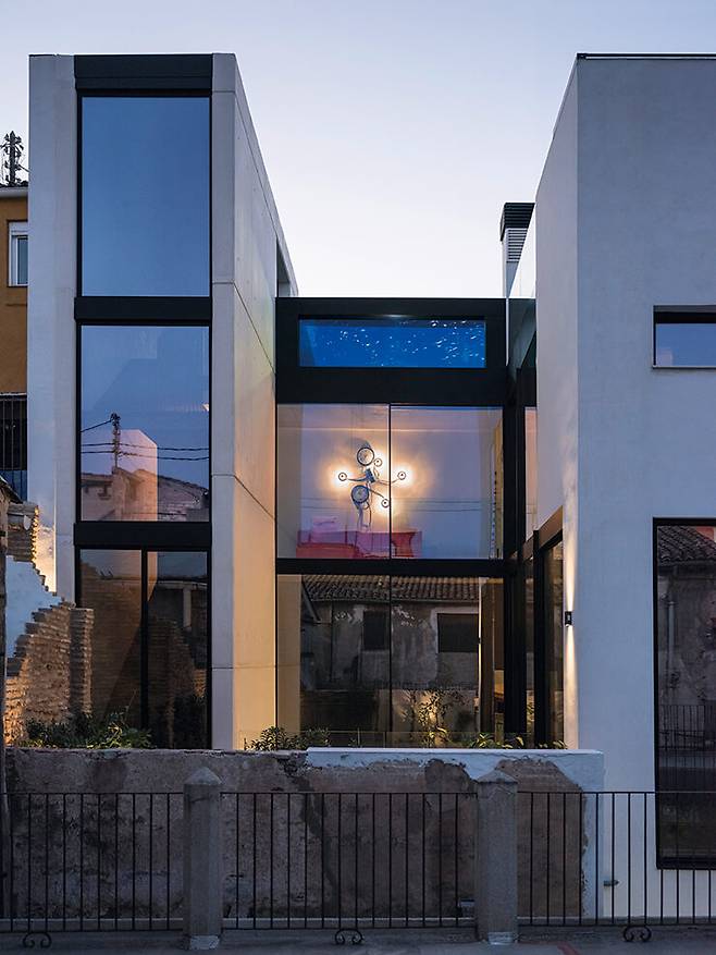 오래된 건물이 무너진 뒤, 유리와 콘크리트로 새롭게 창조한 외관.