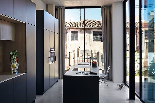 마티외가 디자인한 부엌. 넓은 창문 너머로 구시가지의 오래된 집들이 보인다.