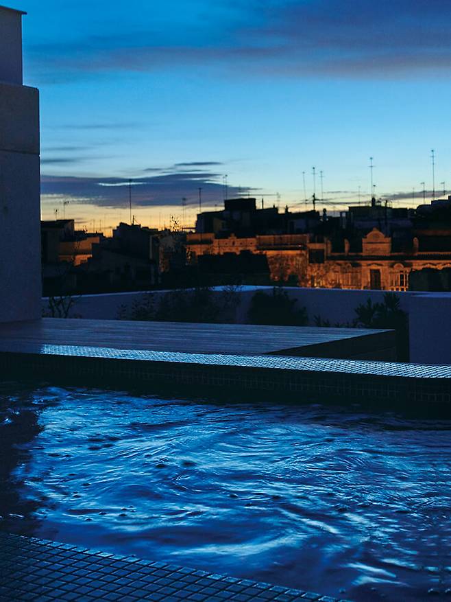 바리오 델 카르멘의 고즈넉한 전경이 내려다보이는 루프톱 수영장.