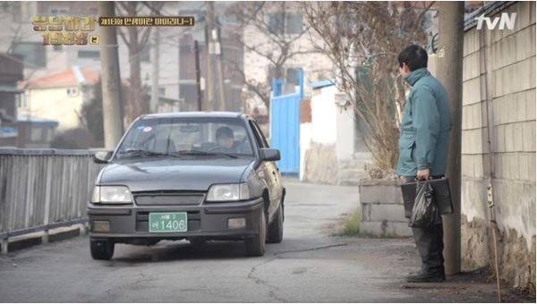 '응답하라 1988' 16화에서 사법시험 준비를 위해 차를 타고 쌍문동 집을 나서던 보라(류혜영)에게 아버지(성동일)가 약봉지를 쥐어주던 장면을 찍은 의정부 가능동 경민대 인근 골목길이다. TV캡쳐