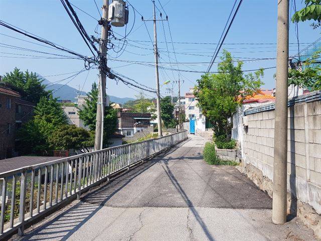 '응답하라 1988' 16화 촬영지인 경기 의정부 가능동 경민대 인근 골목길. 이종구 기자 /2019-05-23(한국일보)
