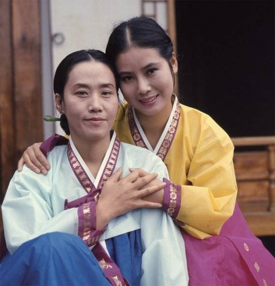 1970년대 초반 TBC 드라마에 함께 출연한 선우용여(오른쪽)와 여운계.