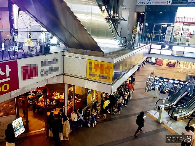 서울 강남에 위치한 마라팅집 대기줄 모습. /사진=류은혁 기자