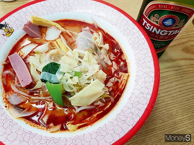 마라탕과 칭다오 맥주. /사진=류은혁 기자