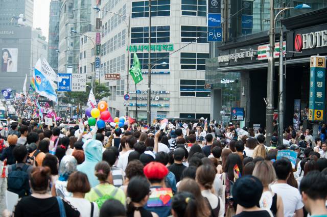 지난해 7월 열린 ‘서울퀴어문화축제’ 참가자들이 서울 시내를 행진하고 있다./서울퀴어문화축제 조직위원회
