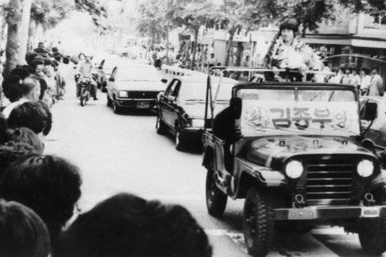 1983년 멕시코 청소년 축구대회 4강 쾌거를 이룩하고 돌아와 카퍼레이드에 나선 김종부. [중앙포토]