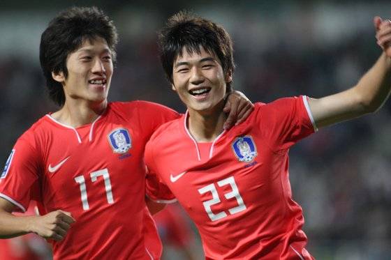 11일 수원 월드컵경기장에서 열린 우즈베키스탄과의 축구 국가대표팀 평가전에서 기성용 (오른쪽)이 선제골을 터뜨리고 어시스트한 이청용과 환호하고 있다.
