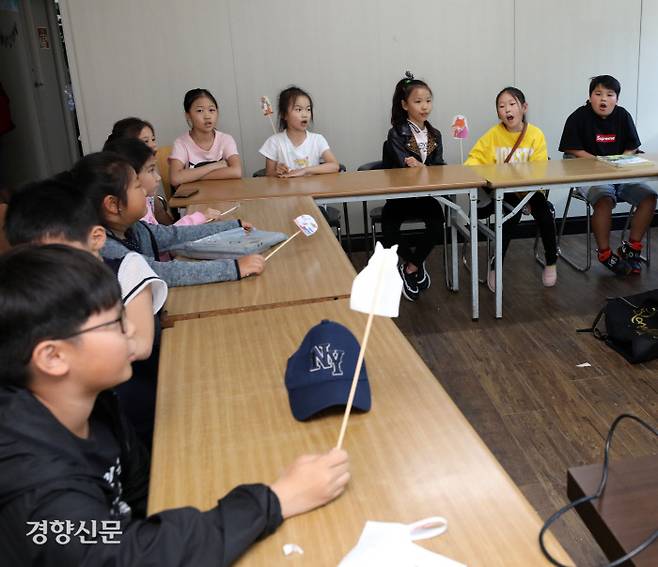 인천 고려인문화원에서 고려인 초등학생들이 한국어 수업을 듣는 모습.