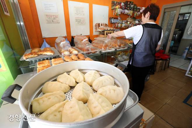 고려인의 빵집에서 팔고 있는 고려인 음식 베고자(돼지고기, 양파 등을 넣은 큰 만두)