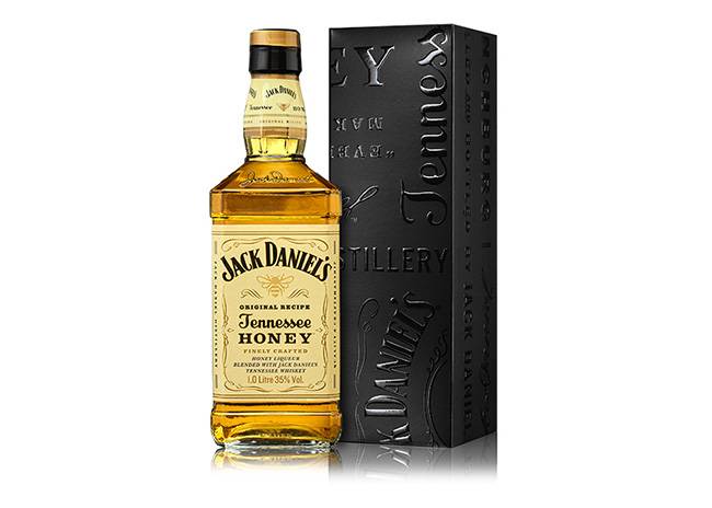 유명한 테네시 위스키 잭다니엘에 벌꿀을 첨가한 `잭다니엘 허니`. 오리지널 잭다니엘과 같은 병에 벌꿀색 라벨을 둘러 그 성격을 제대로 표현했다. /사진=홈페이지 캡처