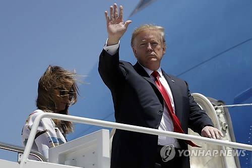 (워싱턴 AP=연합뉴스) 도널드 트럼프 미 대통령이 일본 국빈방문차 출국하기 위해 24일(현지시간) 워싱턴DC 인근 앤드루스 공군기지에서 부인 멜라니아 여사와 함께 전용기 에어포스원에 오르고 있다.      ymarshal@yna.co.kr