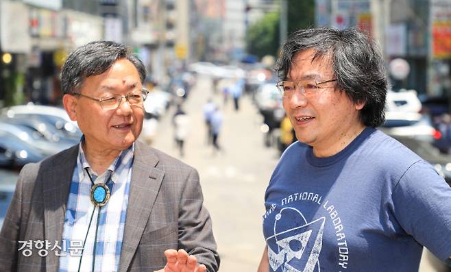 24일 서울 서초동에서 고토 마사시 일본 원전 엔지니어(왼쪽)와 저술가인 마키타 히로시 전 고치공대 강사가 경향신문과 인터뷰를 하고 있다.  이준헌 기자 ifwedont@kyunghyang.com