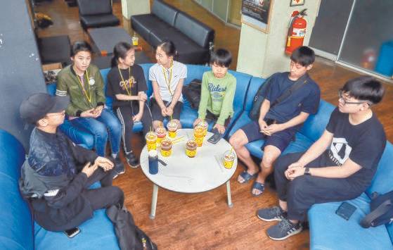 소중 학생기자단이 청소년들의 파쿠르 모임 ‘모험 움직임 지대’를 만났다. 왼쪽부터 이민규군, 신유림·김가영·장희우 학생기자, 유재형·한동우·김수환군.