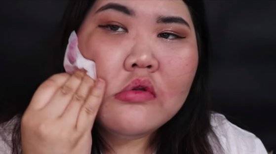 뷰티 유튜버 배리나가 지난해 6월 '탈코르셋'을 지지하며 올린 '나는 예쁘지 않다' 영상. [사진 유튜브]