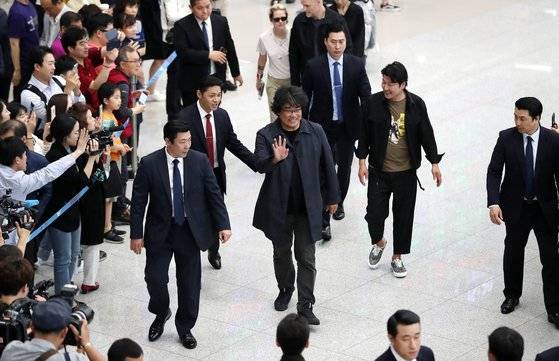 영화 기생충으로 칸 영화제 최고작품상인 '황금종려상'을 수상한 봉준호 감독이 배우 송강호와 함께 27일 오후 인천국제공항 제2터미널을 통해 입국하고 있다. 변선구 기자