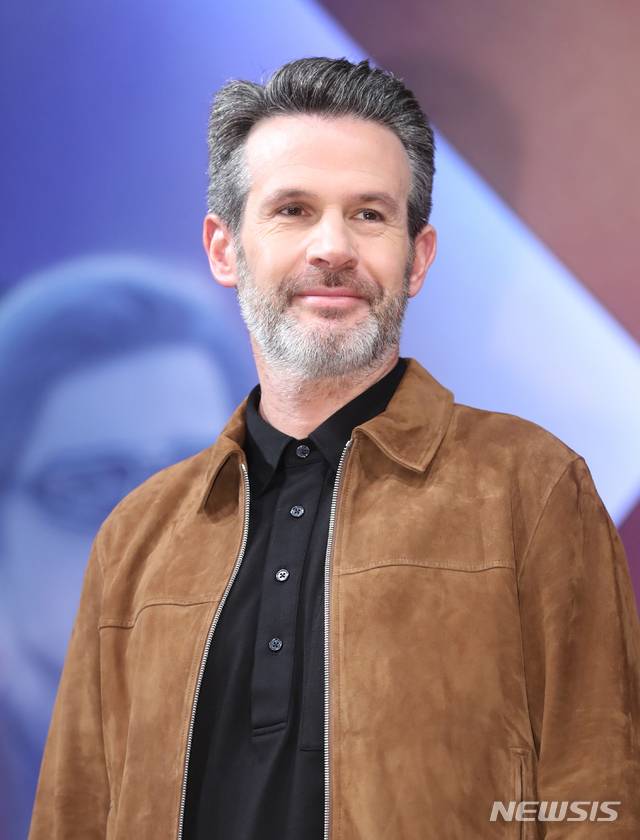 【서울=뉴시스】조수정 기자 = 영화 '엑스맨: 다크 피닉스'내한 기자간담회가 열린 27일 오전 서울 여의도 콘래드호텔에서 사이먼 킨버그 감독이 포즈를 취하고 있다. 2019.05.27. chocrystal@newsis.com