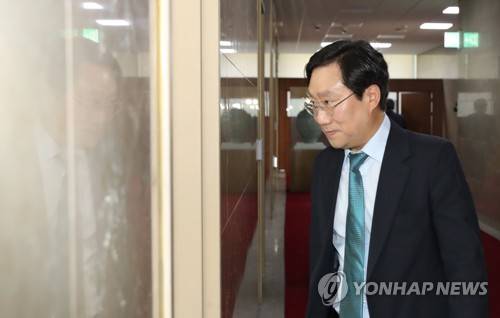 국회의장실로 들어가는 양정철 민주연구원장 (서울=연합뉴스) 하사헌 기자 =  양정철 신임 민주연구원 원장이 16일 오전 문희상 국회의장을 예방하기 위해 국회의장실로 들어가고 있다. 2019.5.16 toadboy@yna.co.kr