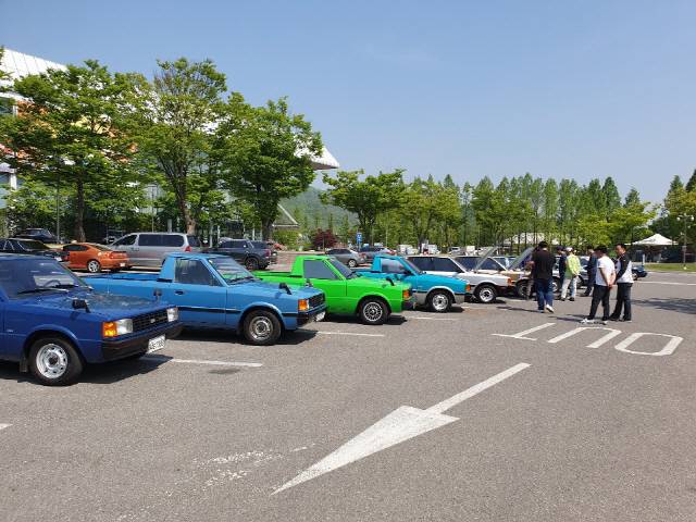 주차된 포니 차량들에 시민들이 관심을 보이며 구경하고 있다.