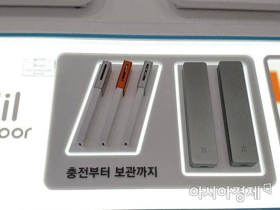 KT&G의 액상형 전자담배 '릴 베이퍼'와 항균 케이스.