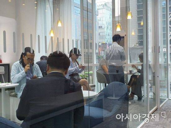 KT&G의 액상형 전자담배 '릴 베이퍼' 판매 첫날인 27일 릴 미니멀리움 강남점을 찾은 소비자들이 제품을 시연해보고 있다. (사진=최신혜 기자)