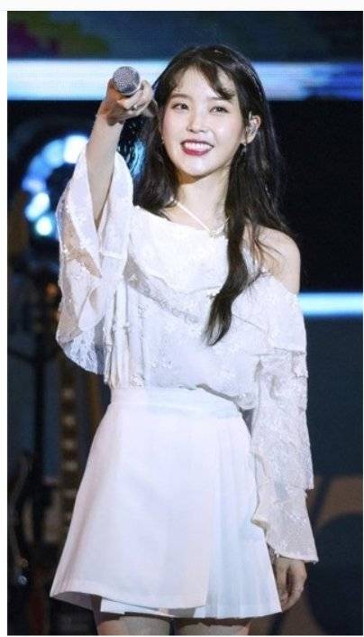 하고 큐레이숍 입점 브랜드 블라우스를 입은 가수 아이유. 하고는 입점 업체 마케팅을 대행하는 디자이너 인큐베이팅 플랫폼 역할도 한다. [사진 하고 홈페이지]