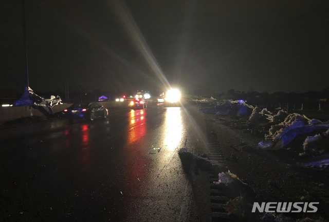 미 오하이오주 교통 당국이 28일 새벽 75번 주간고속도로 상에서 토네이도 잔해물을 치우고 있다. 당국 제공 사진   AP