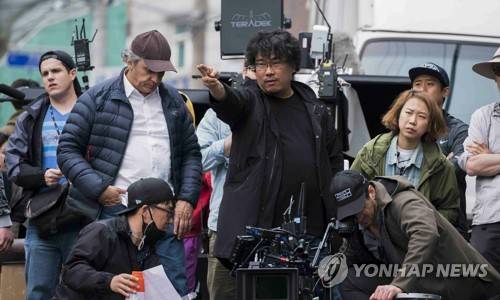 '옥자' 연출하는 봉준호 감독 (서울=연합뉴스) 영화 '기생충'으로 제72회 칸국제영화제에서 황금종려상을 받은 봉준호 감독.       사진은 2016년 봉준호 감독이 영화 '옥자'를 연출하는 모습. 2019.5.27 [넷플릭스 제공] photo@yna.co.kr