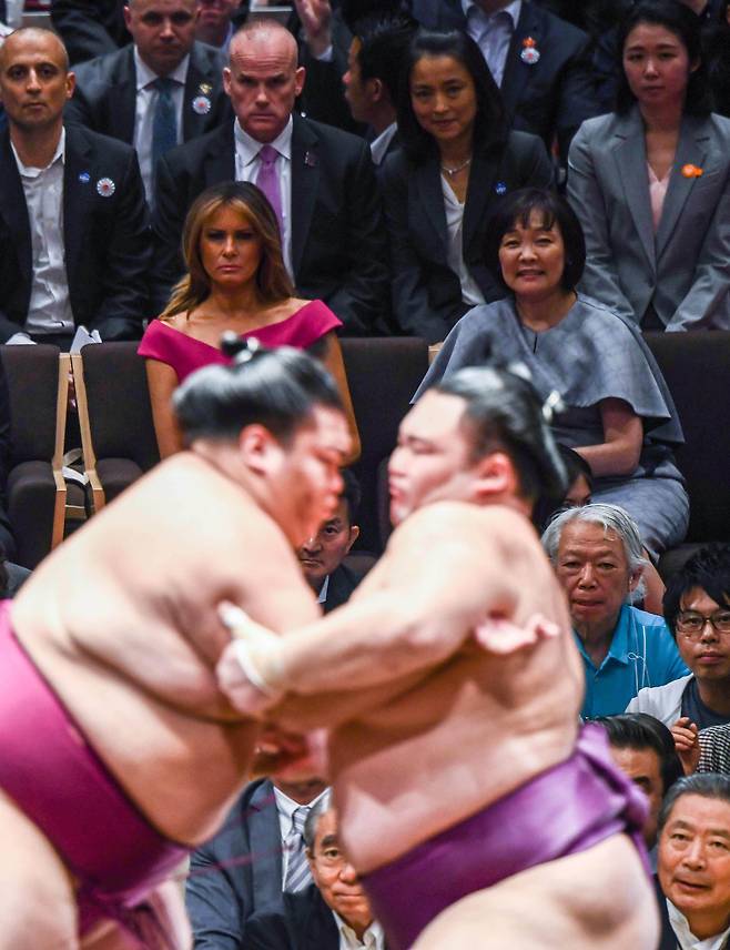 두 사람이 국기관에서 열린 스모 경기를 함께 관람하고 있다. [AFP=연합뉴스]