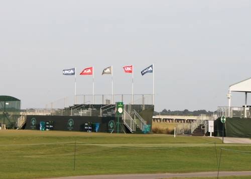 US여자오픈 대회장의 USGA 깃발 (찰스턴[미국 사우스캐롤라이나주]=연합뉴스) 최인영 기자 = US여자오픈 골프선수대회가 열리는 미국 사우스캐롤라이나주 찰스턴의 컨트리클럽 오브 찰스턴에 미국골프협회(USGA) 깃발이 세워져 있다.