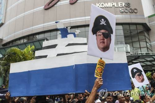 2018년 4월 14일 말레이시아 쿠알라룸푸르 시내에서 나집 라작 전 총리의 비자금 관리책으로 알려진 금융업자 로 택 조(일명 조 로우)에 대한 처벌을 요구하는 집회가 진행되고 있다. [EPA=연합뉴스 자료사진]