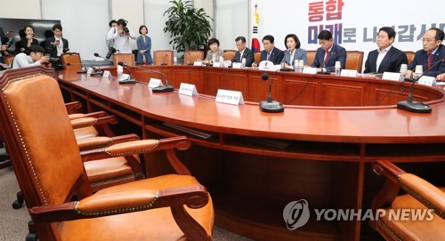 한국당, '나홀로 강원 산불 대책회의' (서울=연합뉴스) 김주형 기자 = 자유한국당 나경원 원내대표(오른쪽 네번째)가 29일 오전 국회에서 열린 강원도 산불피해 후속조치 대책회의에서 발언하고 있다.       이날 회의에 한국전력공사 사업총괄부사장 등 관련 부서 차관 및 관계자들은 모두 불참해 자리가 비어있다. 2019.5.29 kjhpress@yna.co.kr
