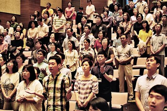 우리는교회 성도들이 최근 경기도 성남 을지대 뉴밀레니엄홀 지하 대강당에서 예배를 드리고 있다. 교회는 이곳을 빌려 예배를 드리지만 개척 3년째인 현재 450여명이 출석하고 있다. 우리는교회 제공