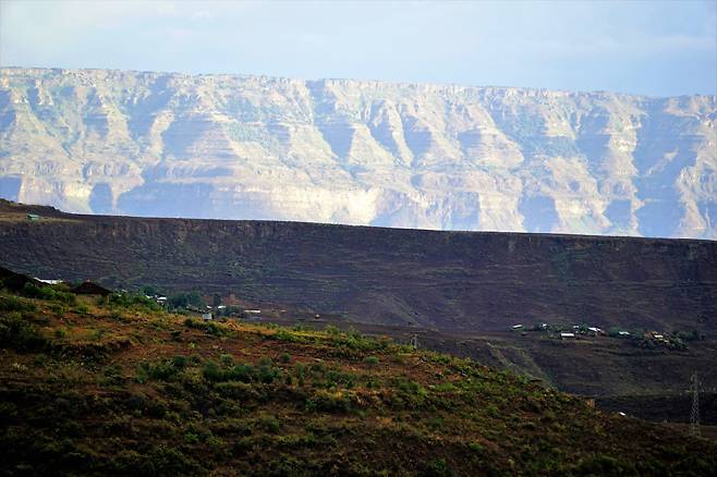 랄리벨라의 석양을 온몸으로 받고 있는 단층지형은 그랜드캐니언을 닮았다.