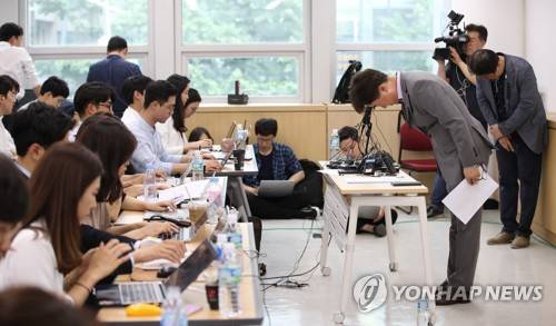 오후 브리핑 마치고 인사하는 참좋은여행사 관계자 (서울=연합뉴스) 박동주 기자 = 헝가리 부다페스트 다뉴브강에서 29일(현지시간) 침몰한 유람선에는 '참좋은여행' 패키지 투어를 하던 한국인들이 탑승했던 것으로 확인됐다. 30일 오후 서울 중구 참좋은여행사에서 이상무 전무이사가 취재진에게 사고 관련 사항을 브리핑하고 고개 숙여 인사하고 있다. 2019.5.30 pdj6635@yna.co.kr