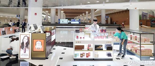 국내 최초 입국장 면세점 오픈을 앞둔 28일 오후 인천국제공항 제2여객터미널 수하물 수취 구역에서 내 면세점에서 관계자들이 매장을 정리하고 있다.오는 31일 오픈하는 인천국제공항 입국장 면세점에서는 향수·화장품, 주류, 포장식품, 피혁, 패션·패션악세사리, 기념품, 스포츠용품, 완구류·유아용품, 전자제품, 음반 등이 판매된다. 출국장을 포함해 1인당 3000달러까지 구매 가능하며 한도는 600달러다. / 사진=김창현 기자 chmt@