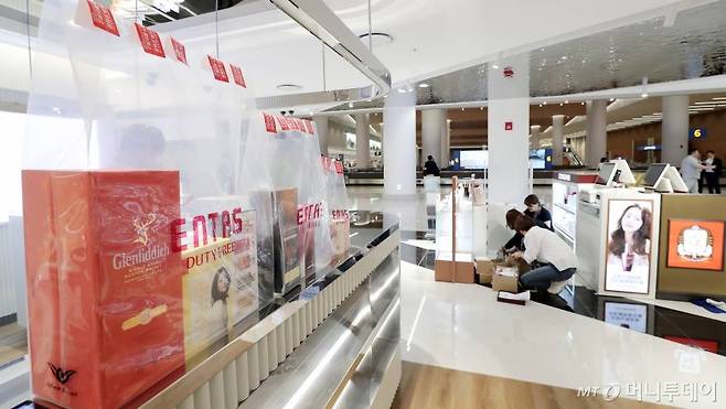 국내 최초 입국장 면세점 오픈을 앞둔 28일 오후 인천국제공항 제2여객터미널 수하물 수취 구역에서 내 면세점에서 관계자들이 매장을 정리하고 있다.오는 31일 오픈하는 인천국제공항 입국장 면세점에서는 향수·화장품, 주류, 포장식품, 피혁, 패션·패션악세사리, 기념품, 스포츠용품, 완구류·유아용품, 전자제품, 음반 등이 판매된다. 출국장을 포함해 1인당 3000달러까지 구매 가능하며 한도는 600달러다. / 사진=김창현 기자 chmt@