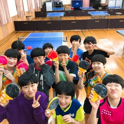 김아영 코치가 선물한 라켓 파우치를 들고 있는 대성여중 선수들.