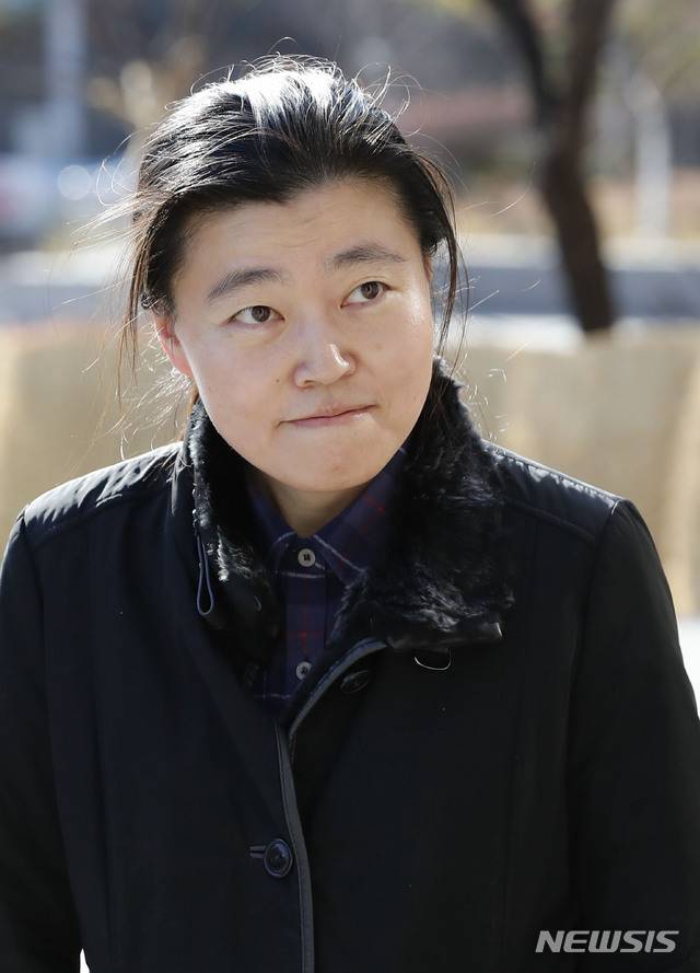 【서울=뉴시스】최동준 기자 = 임은정 청주지검 충주지청 부장검사가 지난해 11월22일 검찰 내 성폭력 수사무마 의혹과 관련해 고발인 조사를 받기 위해 서울 서초구 서울중앙지검으로 들어서고 있다. 2018.11.22. photocdj@newsis.com
