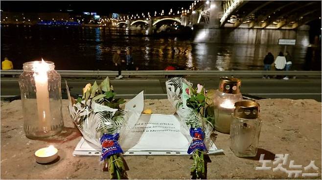 30일 (현지시간) 헝가리 부다페스트 다뉴브강 유람선 사고 지점인 머르기트 다리 아래 강변에서 사망자를 추모하는 발길이 이어지고 있다.(사진=김광일 기자)