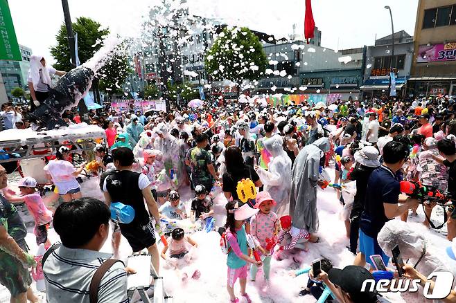26일 강원 춘천시 중앙로터리 일원에서 열린 마임축제 개막공연인 물의도시 아水(수)라장에서 참가자들이 물싸움을 하며 더위를 식히고 있다.  2019.5.26/뉴스1 © News1 김경석 기자
