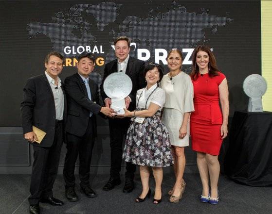 에누마는 2014년부터 5년간 진행된 ‘글로벌 러닝 엑스프라이즈’에서 영국 비영리단체 원빌리언과 함께 공동 우승을 차지했다. 지난 달 15일 미국 로스엔젤레스 구글 플라야비스타 캠퍼스에서 열린 시상식에서 이건호(왼쪽 2번째)에누마 공동대표, 일론 머스크 테슬라모터스 대표, 이수인(왼쪽 4번째) 대표가 기념촬영을 하고 있다. [사진 에누마]