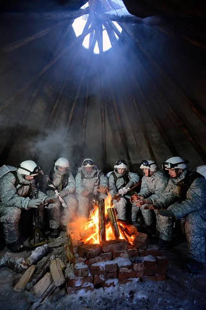 북극권에서 훈련 중인 러시아 육군. 불을 쬐며 잠시 쉬고 있다. [사진 러시아 국방부]
