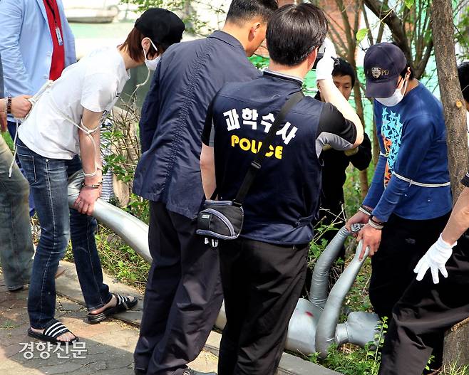 한 살인사건의 현장검증 장면.   권호욱 선임기자 biggun@kyunghyang.com