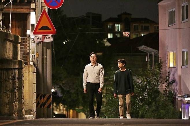 보희는 아빠를 찾으러 다니면서 새로 인연을 맺게 된 사람들이 있다. '어른 친구' 성욱(서현우 분)이 대표적이다. 왼쪽부터 성욱 역의 서현우, 보희 역의 안지호 (사진=한국영화아카데미, 영화진흥위원회 제공)