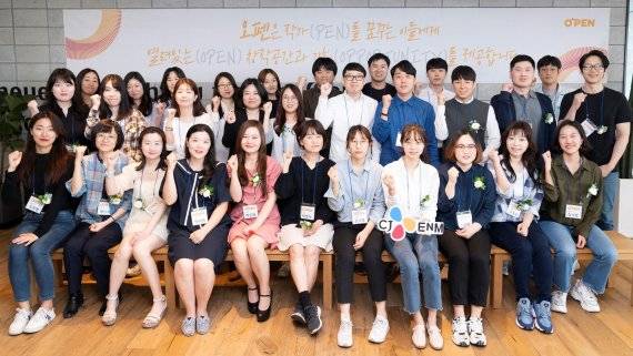 CJ ENM의 사회공헌사업 오펜 3기에 최종 선발된 30명의 신인 작가들이 지난 5월 30일 상암동 오펜센터에서 진행된 발대식 현장에서 포즈를 취하고 있다. CJ ENM 제공