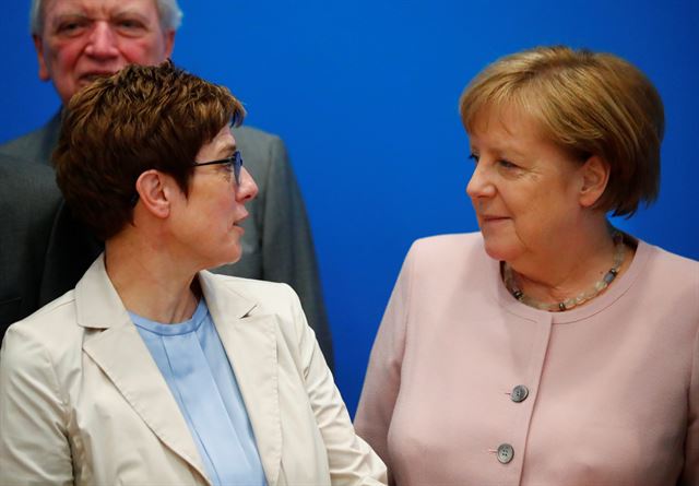 독일 사회민주당(SPD)의 안드레아 날레스 대표가 유럽의회 선거 부진에 대한 책임을 지고 사퇴하면서 독일 대연정 체제가 크게 흔들리고 있는 가운데 2일(현지시간) 독일 베를린의 당사에서 열린 회의에 참석한 앙겔라 메르켈 독일 총리와 안네그레트 크람프-카렌바우어 기민당(CDU) 사무총장이 마주 바라보고 있다. 로이터 연합뉴스